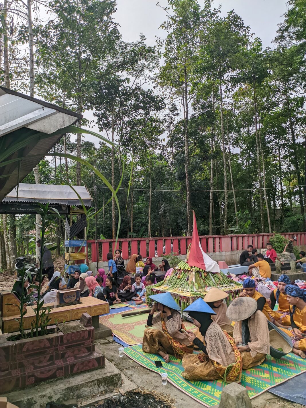 Bupati Pandeglang Bagikan Susu Kepada Ratusan Siswa di Sobang