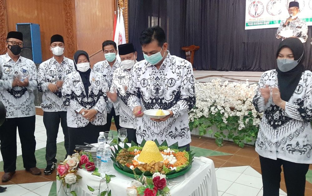 Kepsek SDN Kuranji Kota Serang Menangis Usai Gerbang Sekolah Kembali Disegel