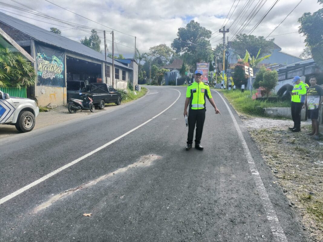 Parkir di Bahu Jalan, Dishub Lebak Menggembosi Puluhan Kendaraan