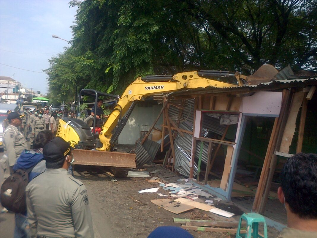 Pembongkaran Warung Remang-remang di Ciwandan