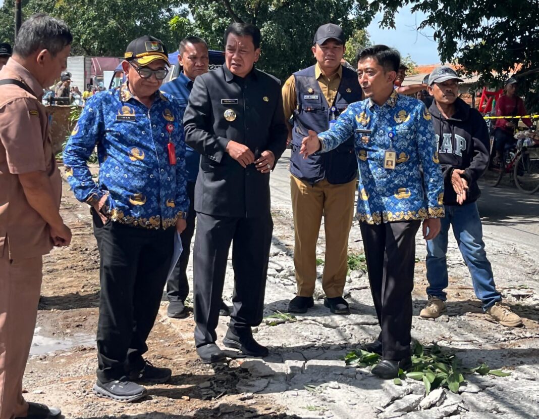 Camat Teluknaga Stop Pengguna Jalan, Bagikan Bendera Merah Putih