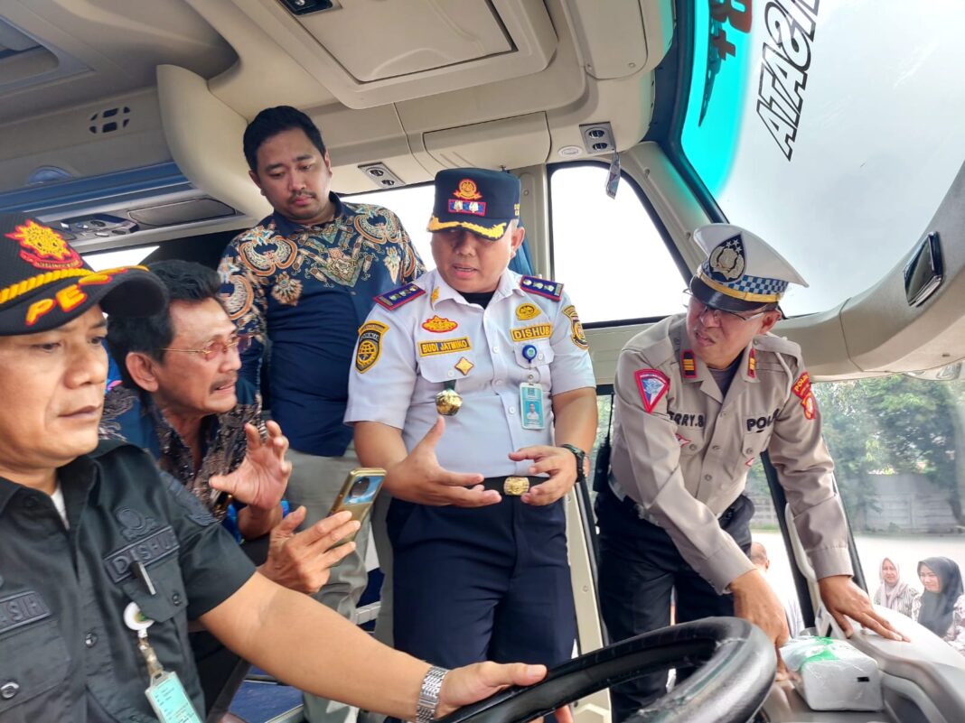 Polres Tangsel Bagikan CCTV, Layanan Kesehatan Gratis, dan Sembako