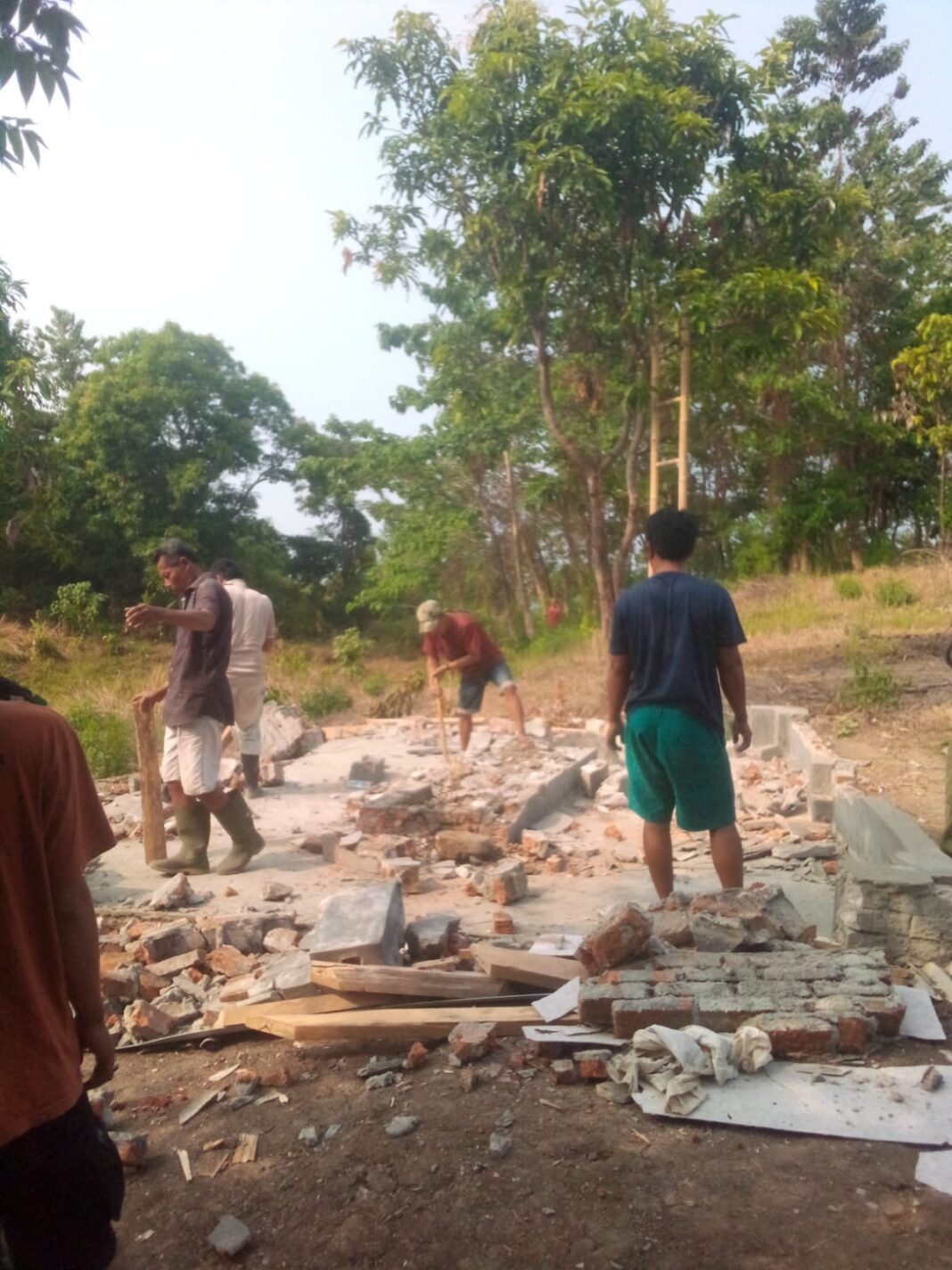Viral! Rumah Penduduk di Cilegon Terancam Amblas Akibat Galian C