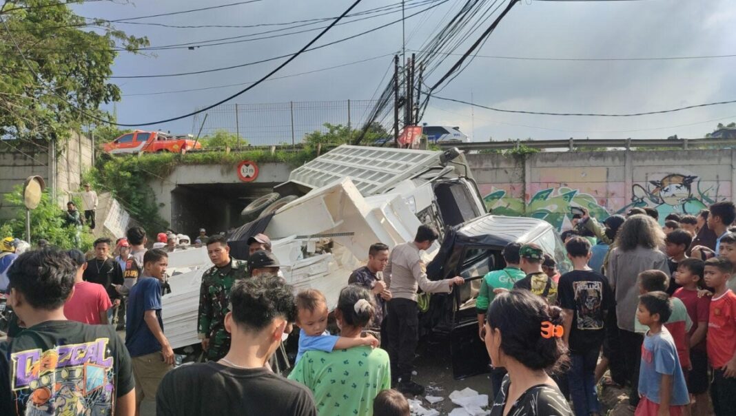 Penyebab Truk Tronton Terjun dari Jalan Tol Serang