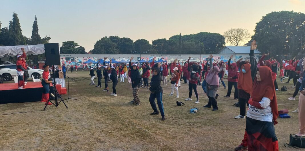 Ribuan Peserta Ikuti Senam Massal di Lapangan Upacara