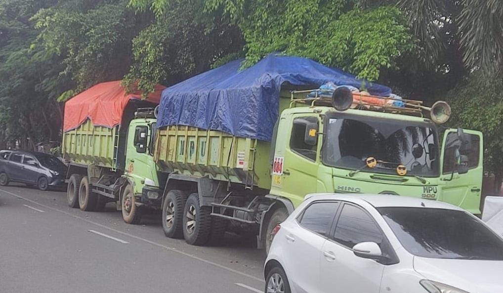 Truk Muatan Semen Terguling di Pandeglang