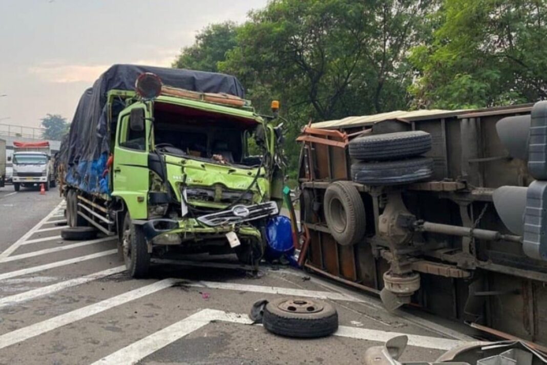 Truk Tronton Anjlok dari Jalan Tol Serang