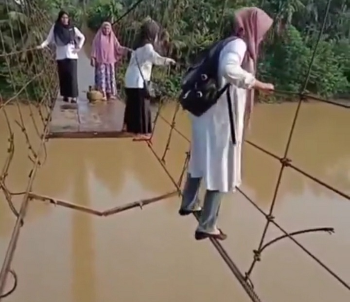 Viral Anak Sekolah Bertaruh Nyawa