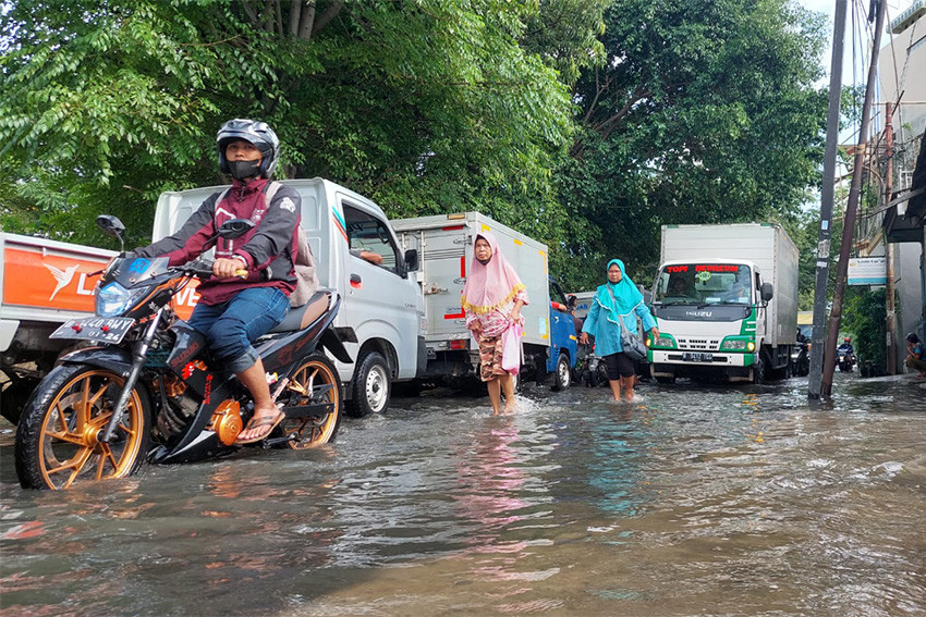 Akses Jalan Banjir, Tim BPBD Pandeglang Evakuasi Warga