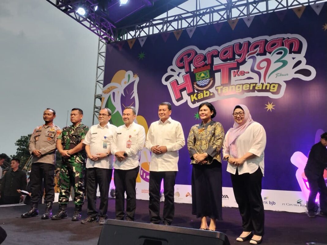 Kunjungi Villa Tangerang Elok, Bupati Maesyal Dorong Gerobak