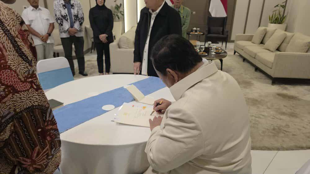 Mengapa Prabowo Merehabilitasi Dua Guru Luwu Utara yang Dipecat Setelah Membantu Honorer?