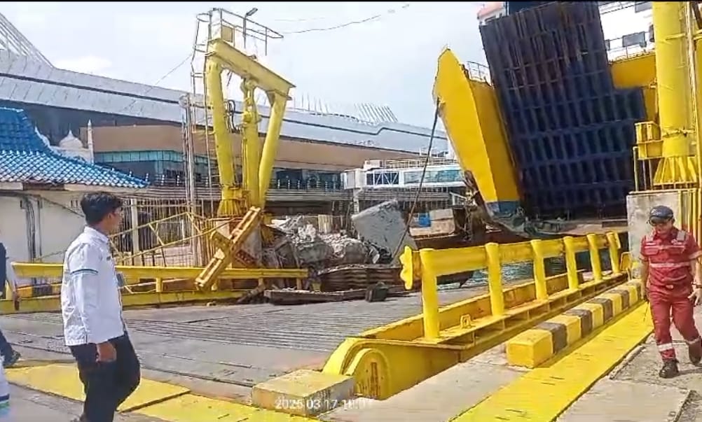 Mesin Kapal Port Link Rusak di Tengah Laut