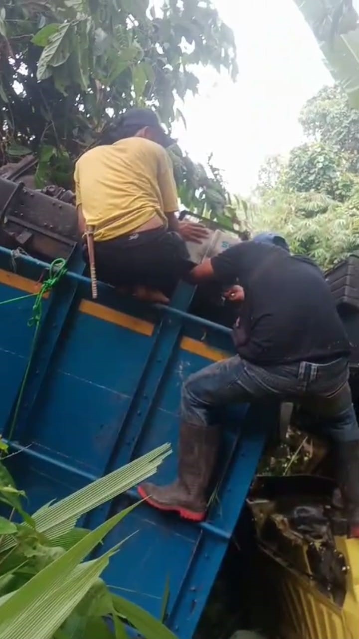 Mobil Box Tabrak Pedagang Bubur di Lebak –
