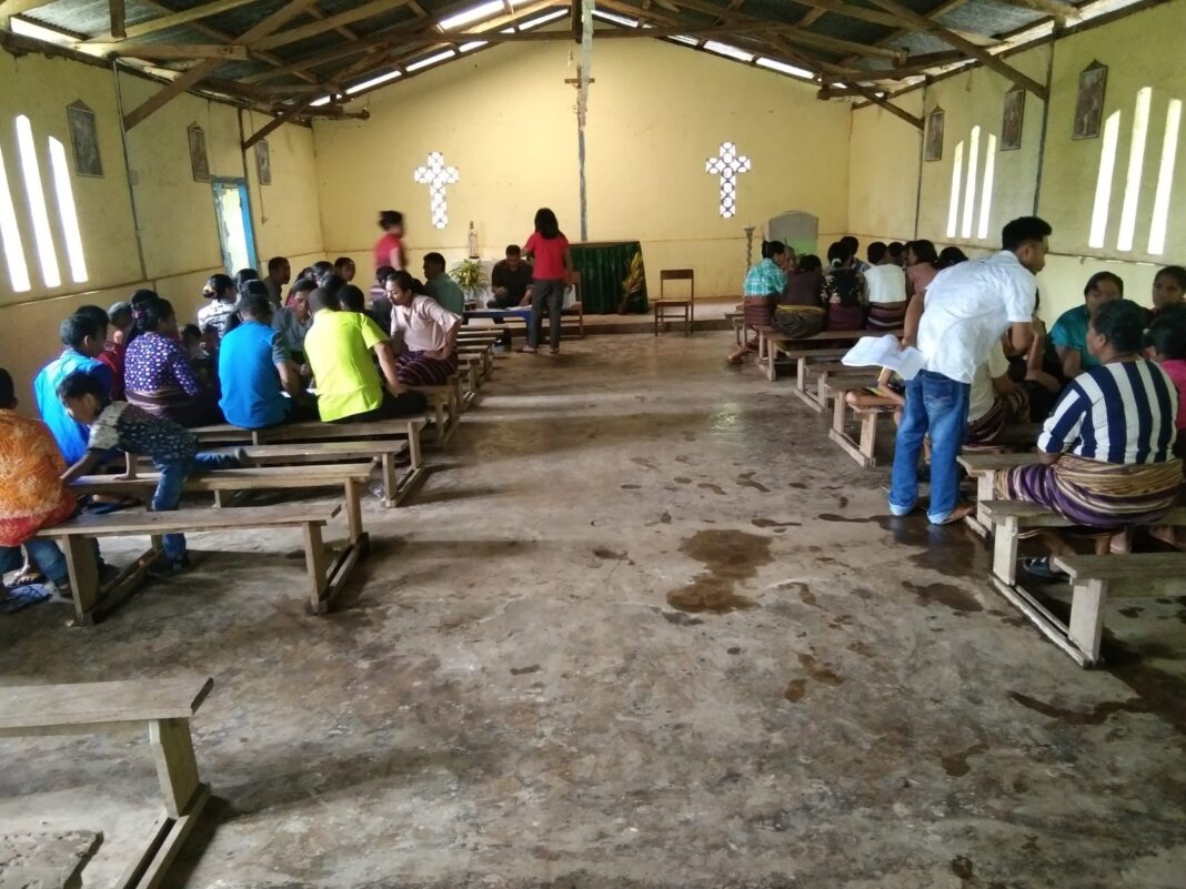 Gereja Belum Ada, Umat Katolik di Pandeglang Rayakan Natal di Halaman Sekolah