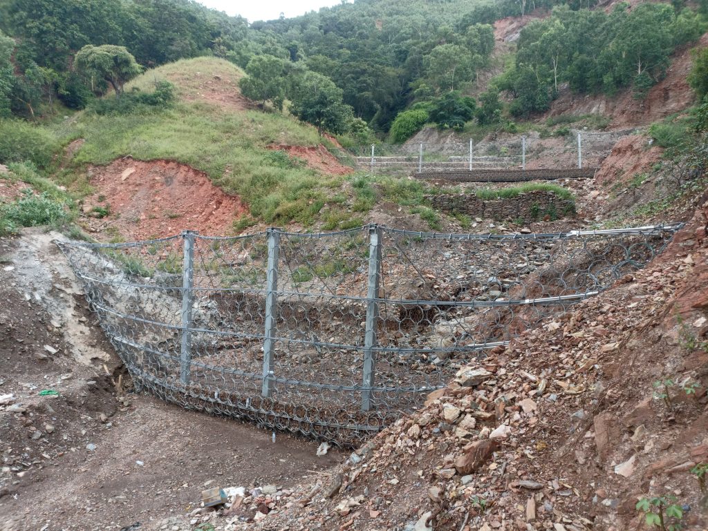 Penggalian Batu Merusak Lereng Gunung Pinang