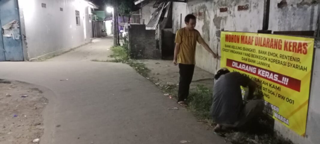 Penolakan Warga Kayu Akbar Sepatan Terhadap Bank Keliling