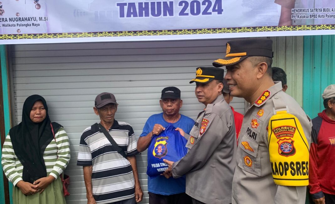 Kapolresta Serang Kota Bagikan Sembako di Lokasi Banjir