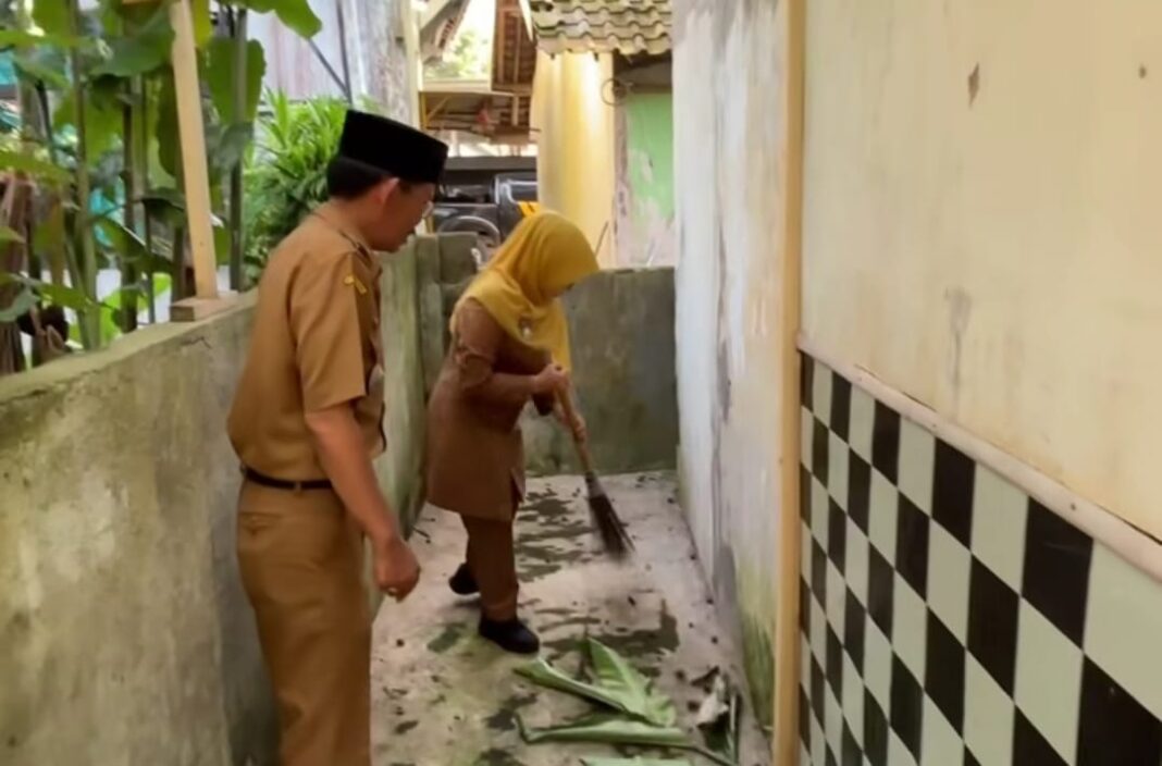 Rumah di Bantaran Sungai Cisangu Cikeusal Terdampak Longsor