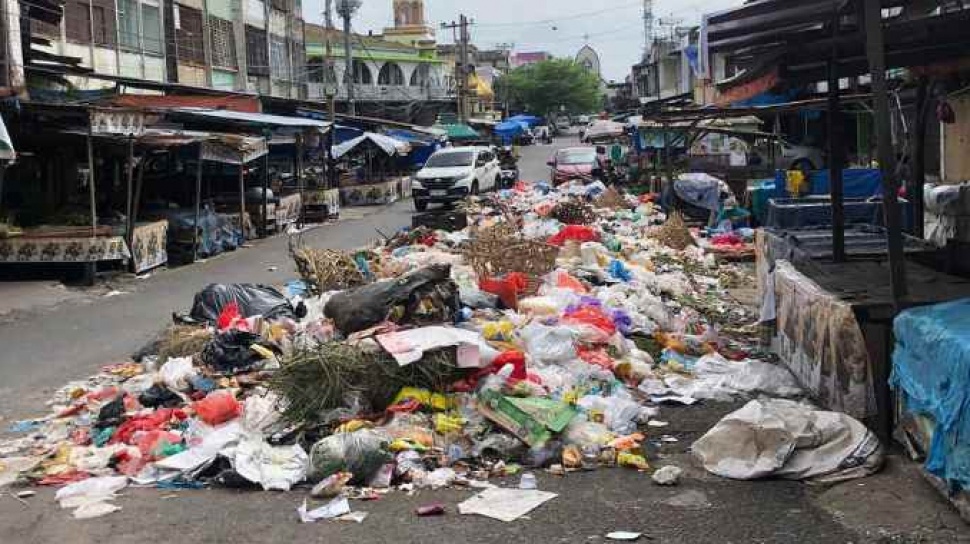 Sampah Liar Menggunung di Jalan Tasikardi Banten Lama