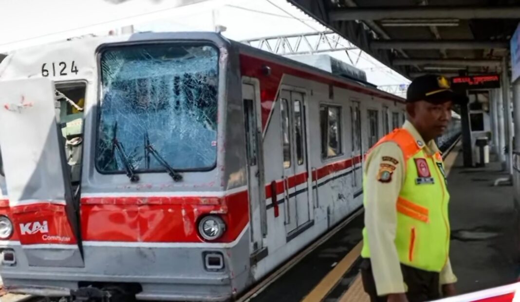 Truk Bermuatan Kardus Terperosok di Pandeglang