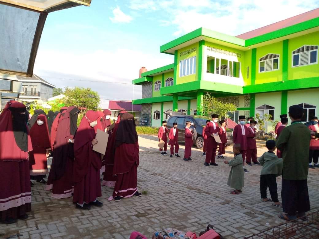 Alumni Memberi Motivasi kepada Siswa Madrasah Al-Khairiyah Karang Tengah