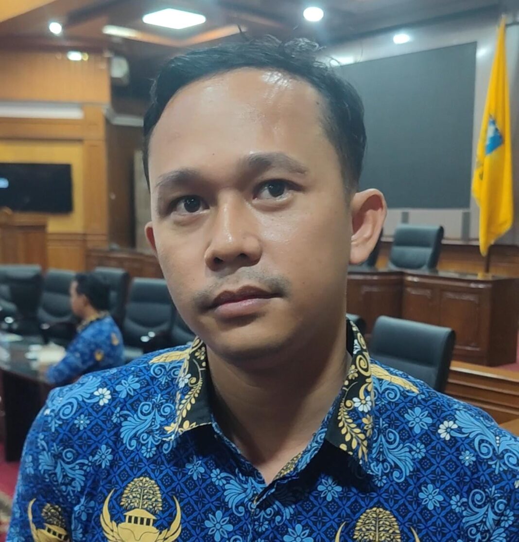 Anggota DPRD Cilegon Ahmad Aflahul Azis Serahkan Kursi Roda dan Dana Pengobatan