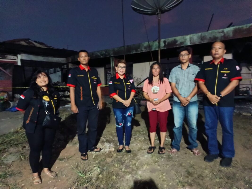 Bupati Dewi Salurkan Bantuan Korban Kebakaran