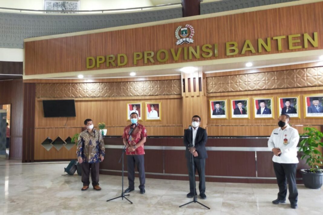 KPK Datangi Kantor Dinas ESDM Banten