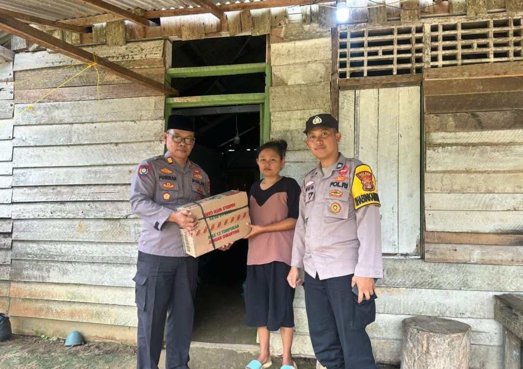 Kapolresta Bagikan Paket Sembako untuk Poktan dan Masyarakat Desa