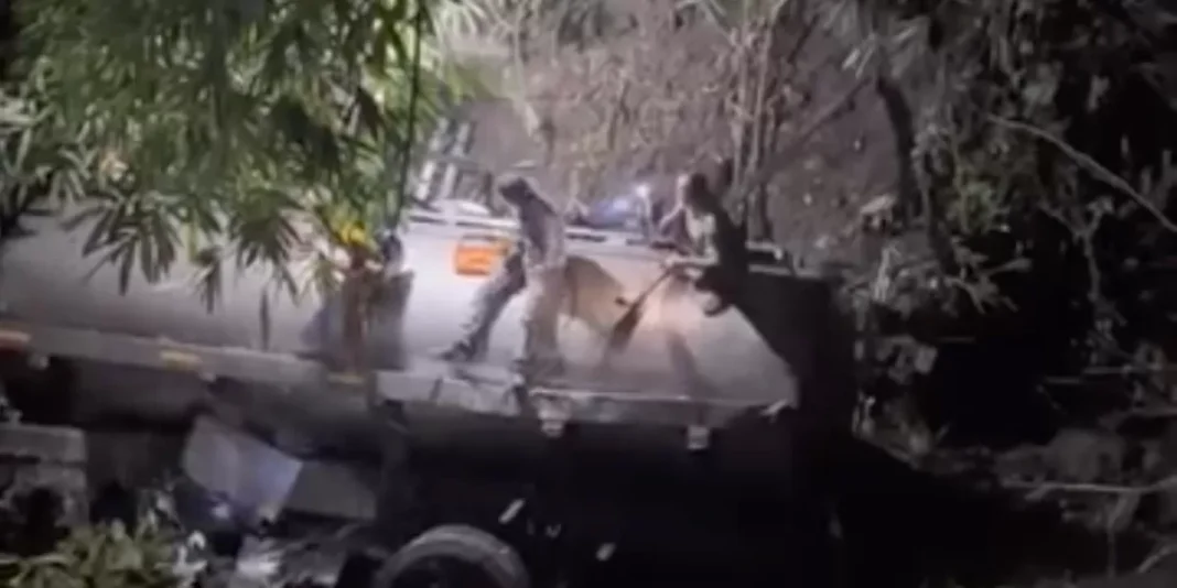 Truk Muatan Ribuan Susu MBG Terguling di Pandeglang